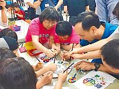 朱立倫陪弱勢兒　彩繪磁磚