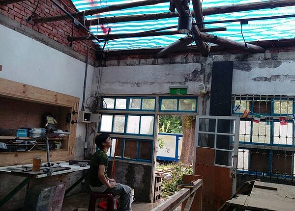 「心靈芝旅」書店在開幕前夕竟遇上颱風襲擊，吹掀了屋頂 。 圖／葉家豪提供