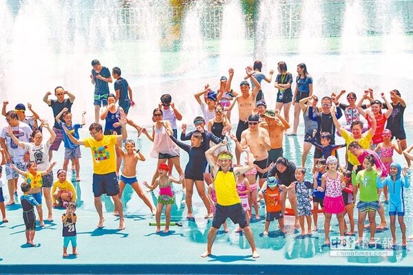 童玩節為吸引人氣，在水迷宮推出水中有氧課，入園遊客可免費參加，隨音樂搖擺。不過今年童玩節受到颱風影響，少了4萬人次入園，入園人數恐創新低。（李忠一攝）