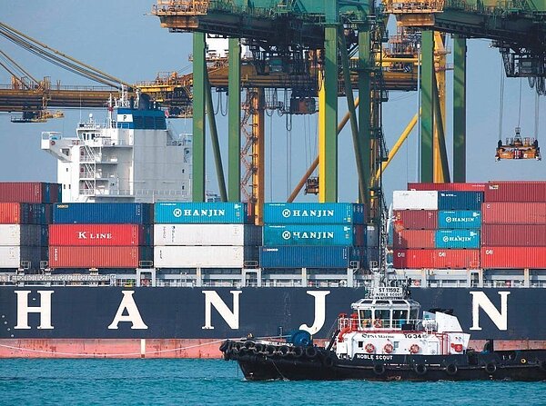 國際貨運船舶為讓船隻在水中更穩，會加裝海水成為「壓艙水」，但排放時常導致不同地區的生物物種跟著海水一起倒到異地海域，造成生態浩劫。 路透