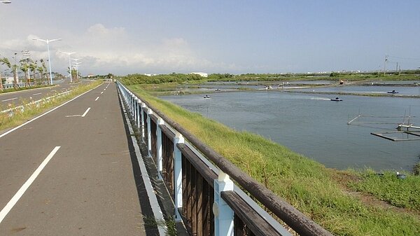 大鵬灣環灣道路上有潟湖、濕地、魚塭等景色,頗有地方觀光特色。 記者蔣繼平/攝影