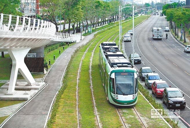 高雄輕軌第2階段C21至C32站行經大順路,市議會3日召開公聽會,國民黨議員呼籲改為地下化或高架輕軌降低衝擊。圖為輕軌行經C3前鎮之星站。(王錦河攝)