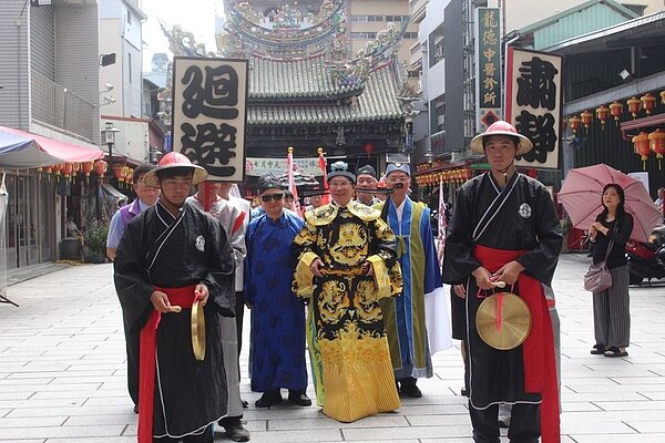 嘉義城隍廟夜巡宣傳,嘉義市長涂醒哲(中)扮演縣太爺出巡賑災。 記者姜宜菁/攝影
