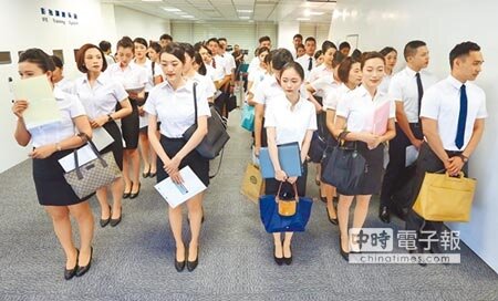華航航空服務人員招募初試5日舉行，吸引近8000人前來爭取100個錄取名額。（范揚光攝）