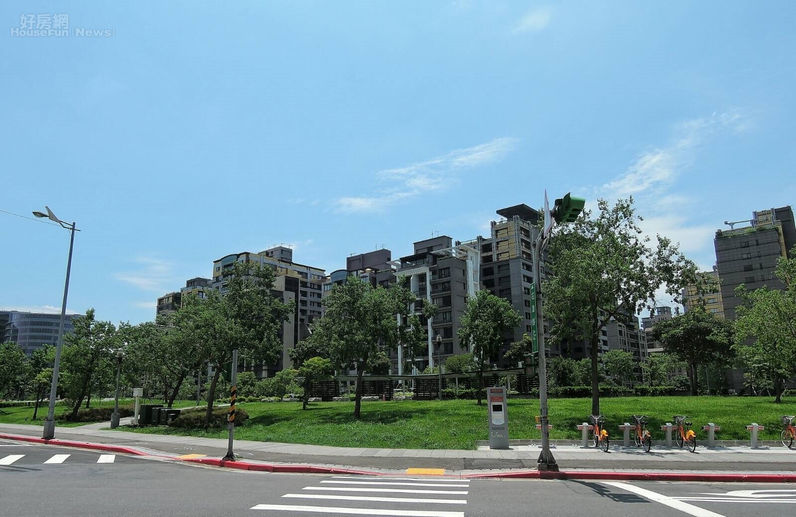 民眾想要有個家，卻礙於房價太貴買不起，銀行趁勢推出「40年期房貸」，圖為內湖房市情境。(好房網News記者 陳韋帆／攝影）