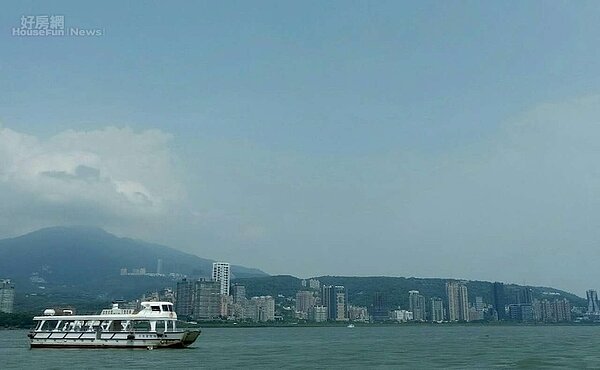 淡水河面看紅樹林一帶。(好房網News記者蔡佩蓉攝影)