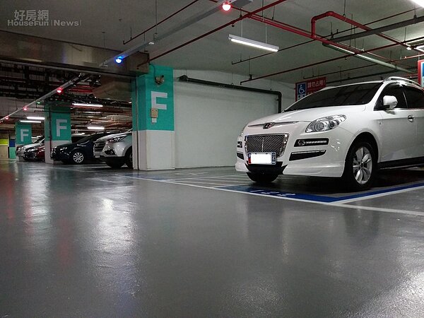 把條件較好的車位單獨出售,因車位多數只限定社區住戶間買賣,相較之下條件較好的大車位,或是坡道平面地下樓層較高的車位都可作為出售考量。(好房網News記者鍾釗榛/攝影)