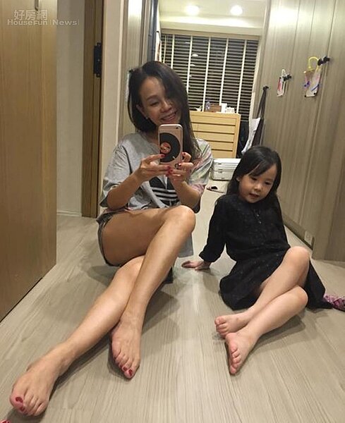 2. 彭佳慧和女兒喜歡在家中玩自拍。(翻攝自彭佳慧臉書)