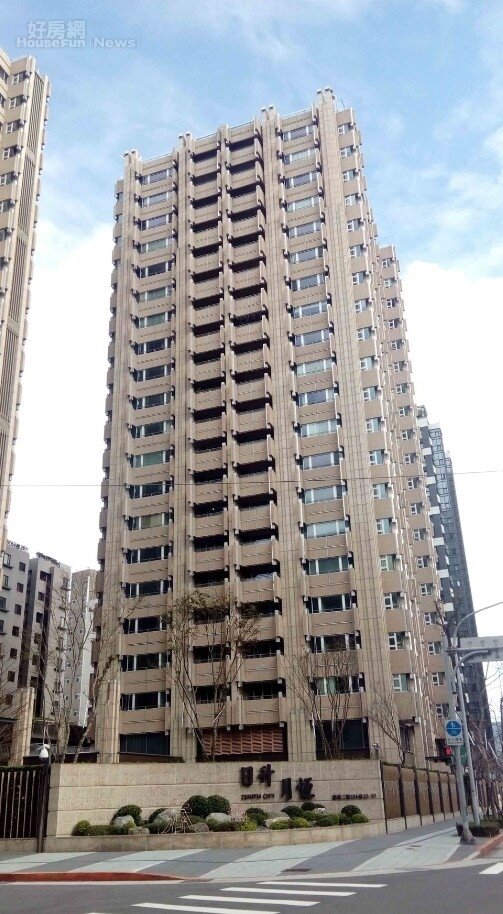 位在南港經貿園區的「日升月恆」,曾經單坪破百萬