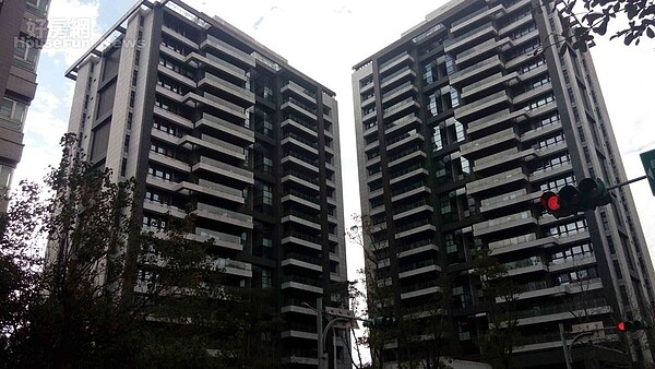 8. 「大同璽苑」外觀氣派,距離「無雙-日升月恆」僅2分鐘路程。