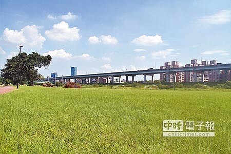 新北市議員李坤城欲在二重疏洪道陽光運河旁草皮爭取設置新北國際少棒場,興建計畫目前正由新北市高灘處評估規畫,預計最快明年初啟動。(譚宇哲攝)