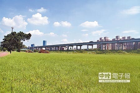 
新北市議員李坤城欲在二重疏洪道陽光運河旁草皮爭取設置新北國際少棒場，興建計畫目前正由新北市高灘處評估規畫，預計最快明年初啟動。（譚宇哲攝）
 