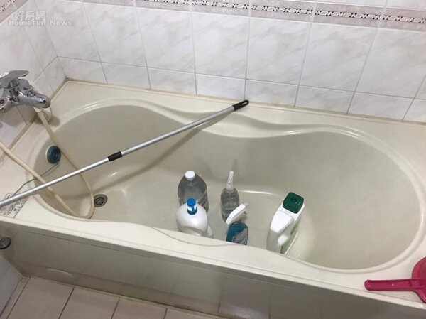 網友認為，比起泡澡，浴缸作為置物和儲水的附加加值，才是存在的意義（好房網News記者蔡孟穎／攝影）