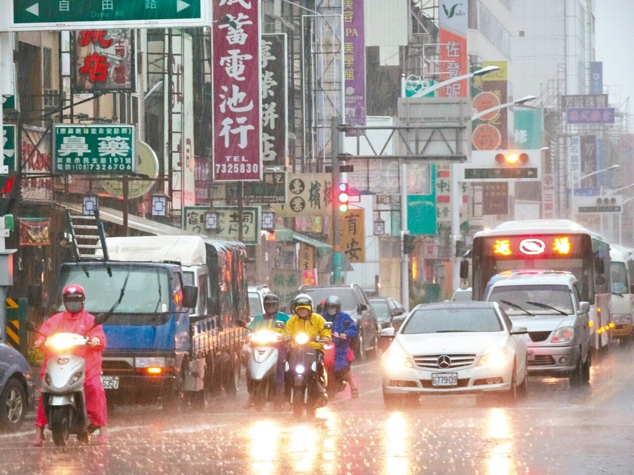 強降雨造成市區淹水。（聯合報）