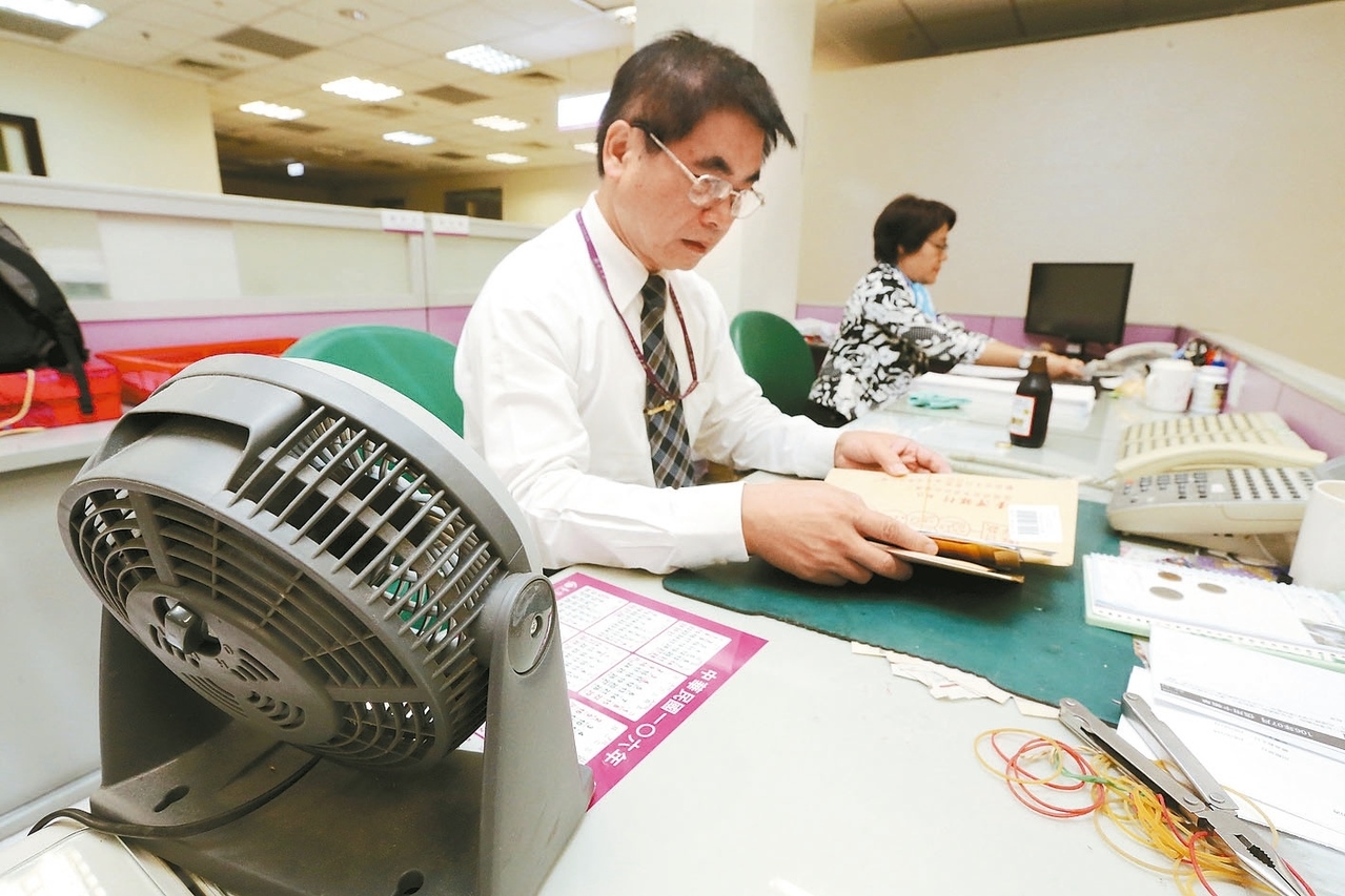 台灣銀行松山分行內部行員昨天辦公區域在13時到15時關掉冷氣，以節約用電。 記者胡經周／攝影