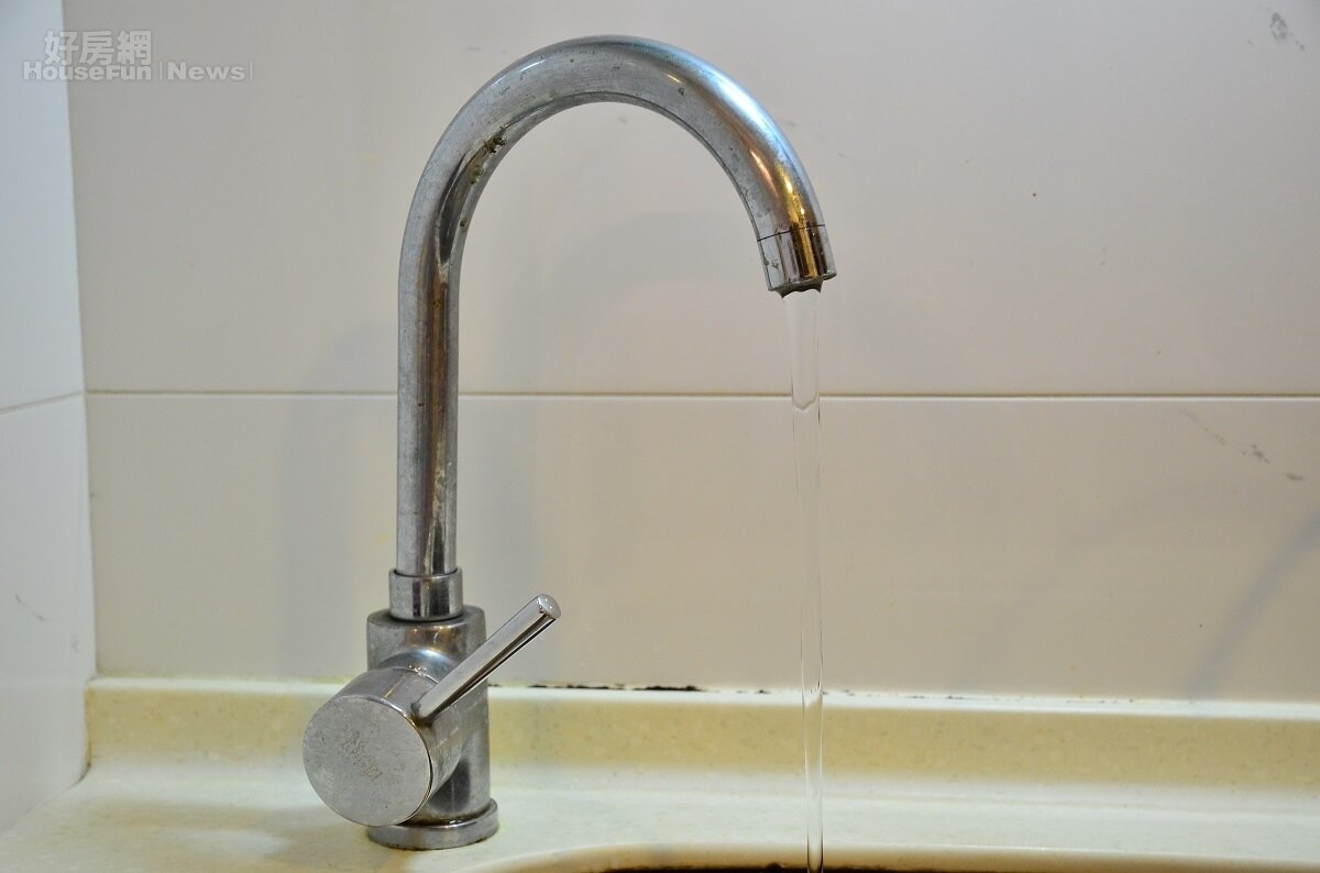 要避免水錘效應其實很簡單,關水龍頭時放慢速度就能避免瞬間水管壓力過大。(好房網News記者鍾釗榛/攝影)