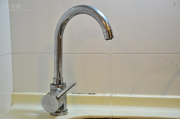 要避免水錘效應其實很簡單,關水龍頭時放慢速度就能避免瞬間水管壓力過大。(好房網News記者鍾釗榛/攝影)