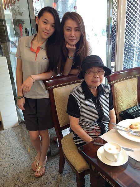 2.經營事業有成的珊綾(中),目前和女兒(左)、外婆(右)同住。