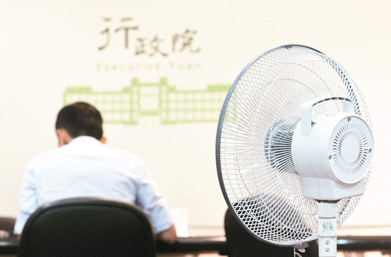 多數學者認為政府的做法是捨本逐末。(圖/聯合晚報)