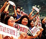 阿妹開唱歌迷嗨翻　陳菊保證「高雄巨蛋很堅固」准跳！