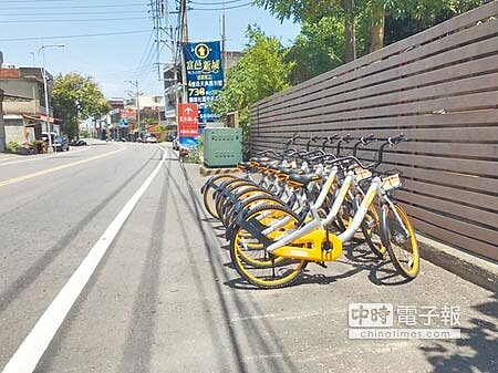 新竹縣政府尚未與oBike合作,不過有民間公司提供空間,借oBike停放,新竹縣大多鄉鎮可看到車蹤。(莊旻靜攝)