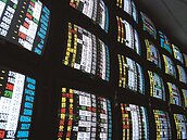 三利空襲來　專家：力守萬點大頸線