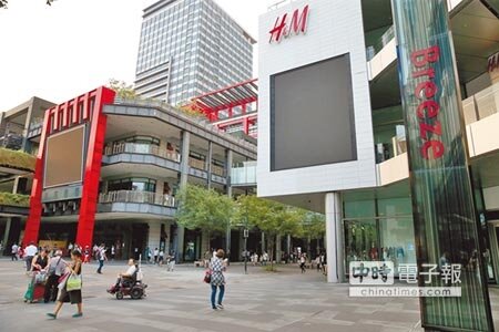 
台北市信義計畫區的百貨公司新光三越A8及微風松高也受影響。圖／王英豪
 