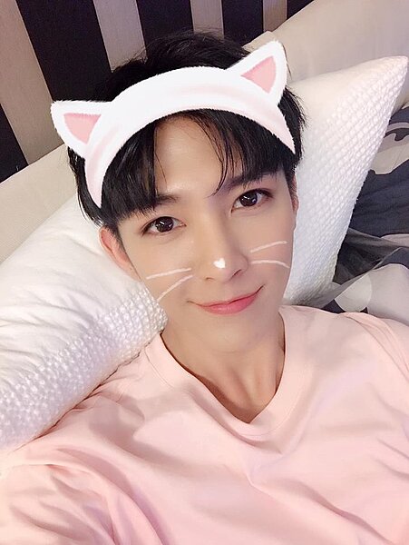 全台大停電,男星炎亞綸在臉書寫下「用愛發電?」,諷刺非核家園政策。(翻攝自炎亞綸臉書專頁)