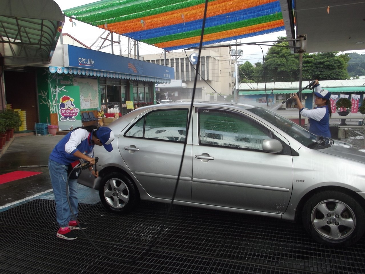 更好的洗車服務，中油加油站藉此擴增客群。 記者謝恩得／攝影