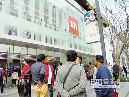 小米在深圳萬象天地購物中心開設第1家小米之家旗艦店,展出4百多個品項,比其他小米之家大約多一半,還大手筆邀請曾幫蘋果設計紐約第五大道旗艦店的設計師Tim Kobe所帶領設計團隊操刀打造。圖/沈美幸
