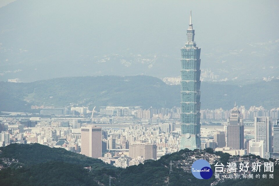 今(27)日受到東北季風影響,迎風面的北部及東半部地區仍有短暫雨(圖/台灣好新聞)