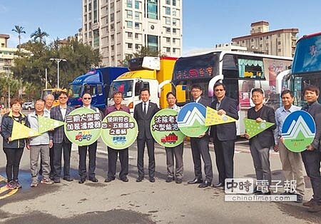 
為有效改善柴油車汙染排放，新竹市政府27日與竹市8家運輸業者簽署使用低汙染柴油大車協議。（陳育賢攝）
 
