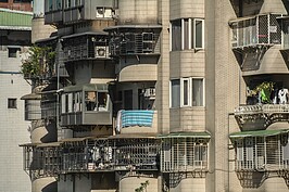 濕濕冷冷的天氣持續好幾天，台北終於盼到太陽露臉。婆婆媽媽趕緊將被褥床單衣服洗起來，讓陽光撒上一身的溫暖。