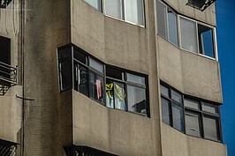 濕濕冷冷的天氣持續好幾天，台北終於盼到太陽露臉。婆婆媽媽趕緊將被褥床單衣服洗起來，讓陽光撒上一身的溫暖。