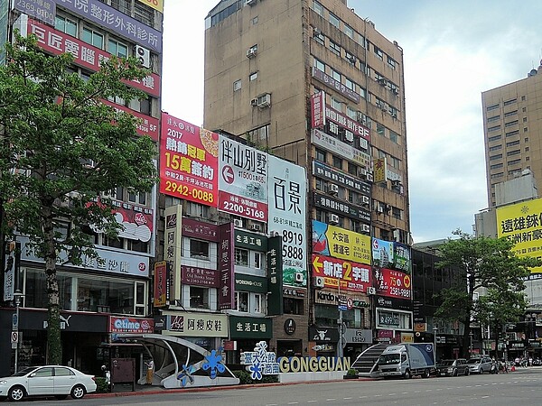 公館pop預售新屋看板老夫妻看著美河市情景。(好房網News記者　陳韋帆／攝影)