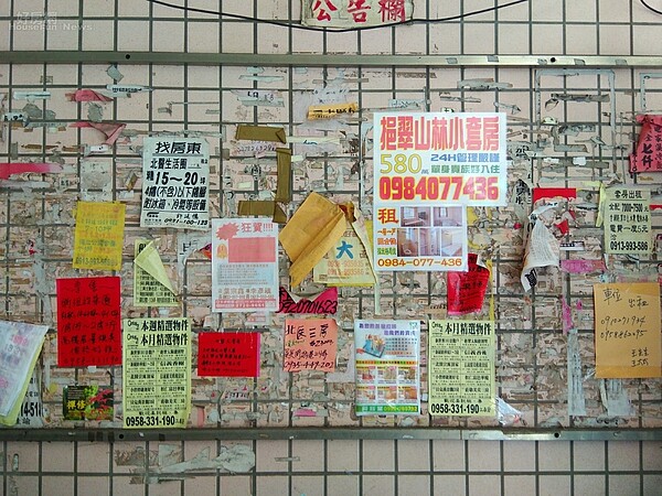 租屋廣告看板。(好房網News記者 陳韋帆/攝影)