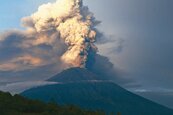 峇里島火山灰大量噴發　機場延長關閉