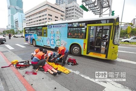 公車轉彎事故頻傳，目前北市3500輛公車均有裝設「轉彎蜂鳴器」，發出「嗶嗶嗶」聲響警示用路人，市議員黃珊珊曾建議，改裝「語音警示」會更清楚，北市公運處長常華珍表示，東南、首都客運共百部公車9月起已試辦，試行半年後，會依業者看法及民調評估效果。（本報資料照片）