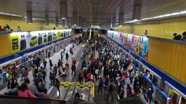 降低城市空汙,巴黎、首爾已實施大眾運輸免費措施。圖為北市捷運。 記者翁浩然/攝影