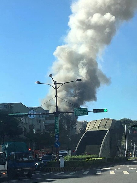 台北市艋舺大道一處公寓4樓於今日上午8時47分突發火警意外（翻攝自臉書社團《我是萬華人》）