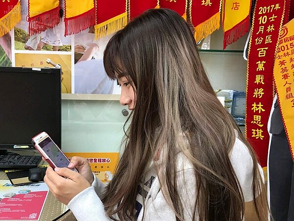 永慶美女林思琪使用好房快租APP。(好房網News記者 陳韋帆/攝影)