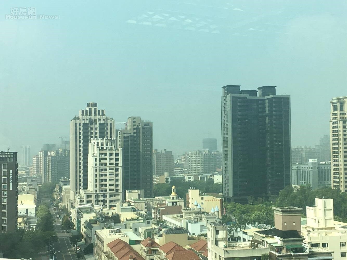 台灣連日來空氣品質達紅害等級,台南市立安南醫院眼科門診最近增加3成病患(網友提供)