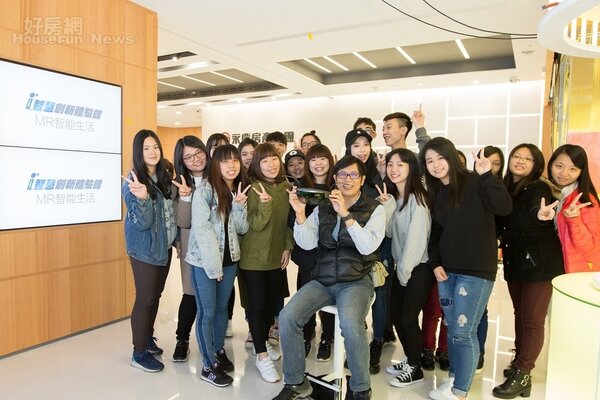 中國科技大學財稅系丁福致老師帶領同學參訪《i+智慧創新體驗館》（圖／好房網資料中心）