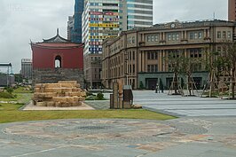 轉過頭，原本被北門高架道壓得喘不過氣的台北郵局以及北門（承恩門）終於重現天日。經由北市府的精心打造後，呈現出另外一番氣象。整個廣場不是種種花草就了事，而是盡力的復原當年的情境讓參觀的人可以遙想當年一番。