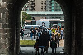 穿過台北市碩果僅存的城池木門，就好像穿越了時光隧道般。但是穿越過去的依舊還是喧鬧的台北市。