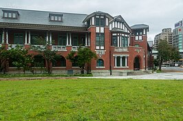 不過較為可惜的是在立面入口上方的台灣鐵道部標誌並未隨著復原。一般來說日式建築的老虎窗大都是圓弧形，這裡卻採用方形的設計。