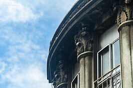 原以為撫臺街洋樓邊的老建築也是日治時期留下的仿督鐸樣式建築，不過真相總是殘酷的，這只是後期現代建築而已。不過話雖如此，整體感覺也頗有韻味。
。