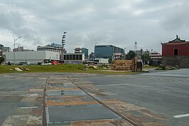 彰化扇形車庫全國知名，但是更多人根本不知道台北車站也曾有過扇形車庫的存在。位置就在現在重慶北路一段以東，市民大道以南，北平西路以北這個區間。北門廣場的地上特別鋪設了一條象徵性的軌道，朝著當年扇形車庫的方向前進。