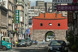 當年的北門與其他城門構成了台北精華地段，套句現代的術語就是蛋黃區。穿過城門以北的方向則是蛋白區。如今不管是前後都是貴到一個不行的精華商業住宅區。