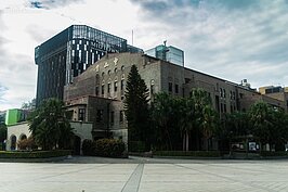 沿著延平南路（撫臺街）往南走，會抵達現在的中山堂（台北公會堂）。這塊土地見證了清朝統治、清廷割讓台灣、日人治台、日本投降、台灣光復等重要歷史大事。